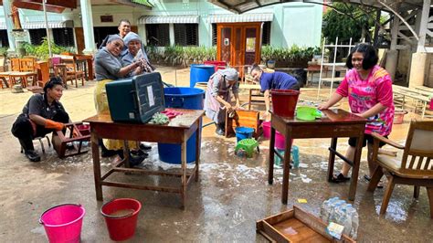 cleaning mud Thailand|chiang rai mud removal.